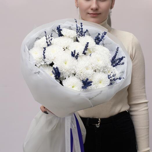 Un elegante ramo de Malvaviscos de crisantemos blancos y lavanda azul fragante. Art.230