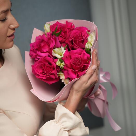 Малиновая французская роза с альстромерией (L) (144)