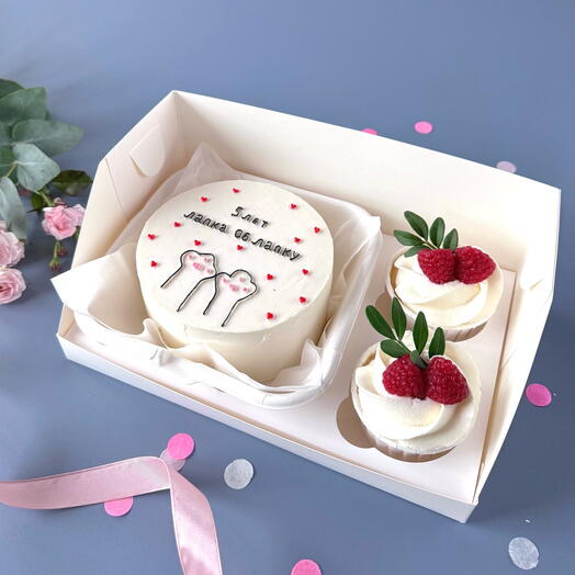 Комбо набор бенто торт «Лапка об лапку» и 2 капкейка с мармеладной малиной