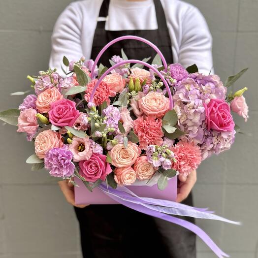 Delicado bolso con mezcla de flores