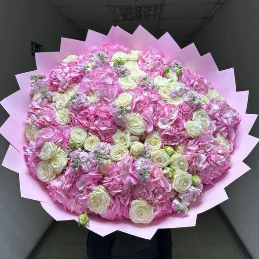 Гортензия розовая с кустовой розои и маттиолой