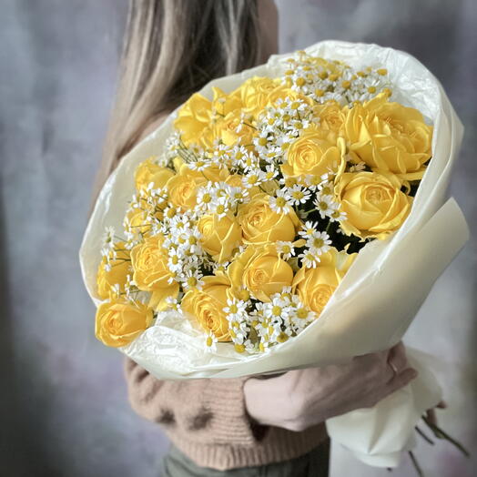 Солнечный букет с ромашками и пионовидными розами