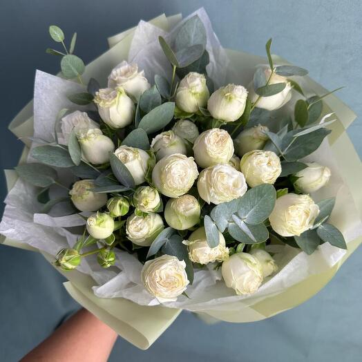 Белые, Пионовидные розы с эвкалиптом