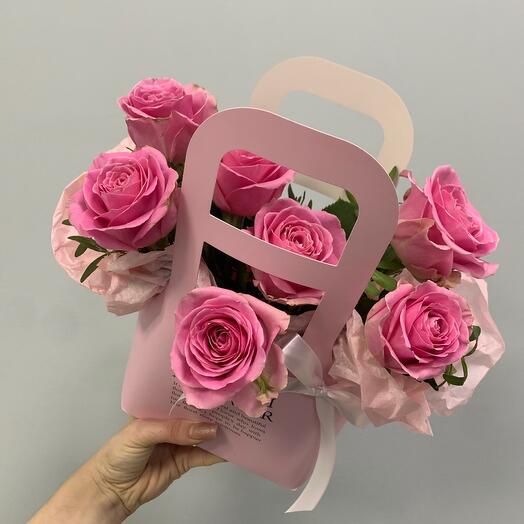 Розовые розы в коробке