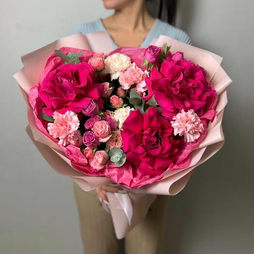 Яркий малиновый букет с французскими розами