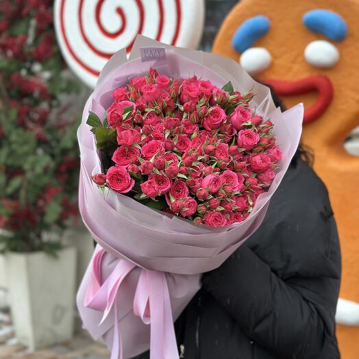 Моно букет из малиновых кустовых роз