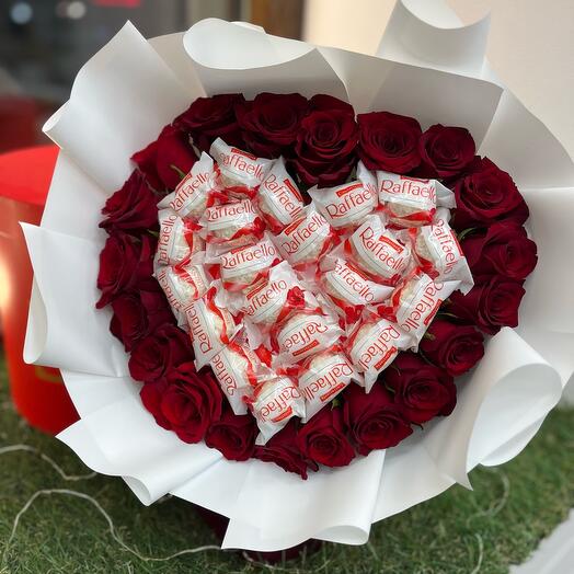 Букет из 19 роз и 20 конфетами Raffaello
