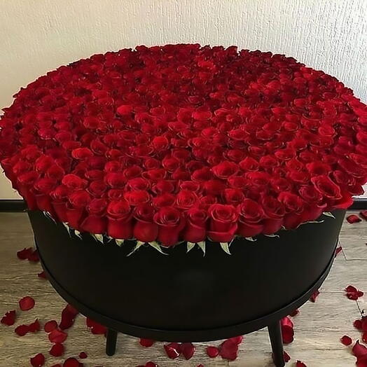 150 Graceful Red Roses