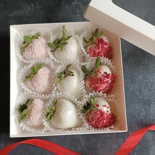 FRESAS cubiertas de CHOCOLATE BLANCO, 9 piezas