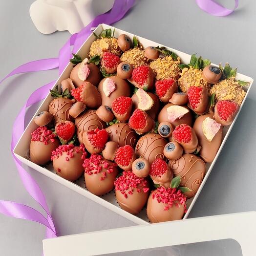 Клубника, малина и голубика в шоколаде