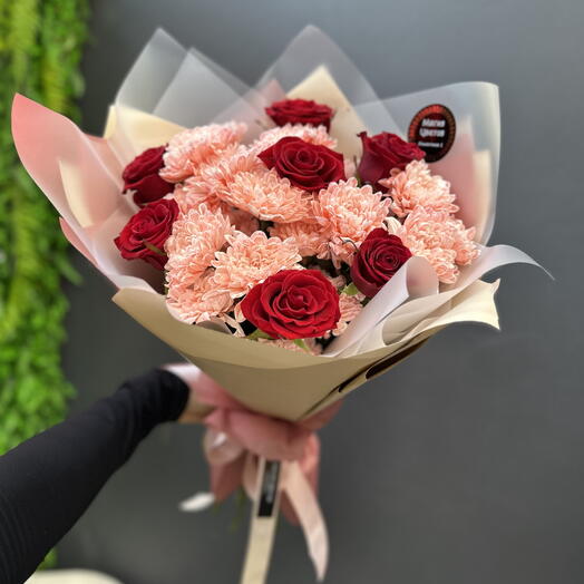 Букет из кустовой хризантемы и красной розы 🌹