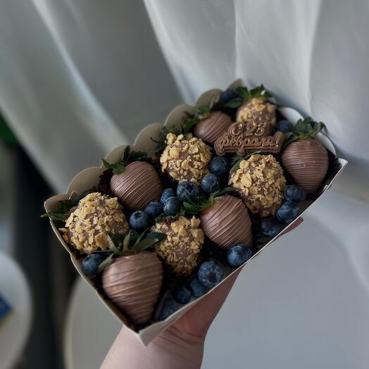Клубника в шоколаде с голубикой, 10 шт, день отца