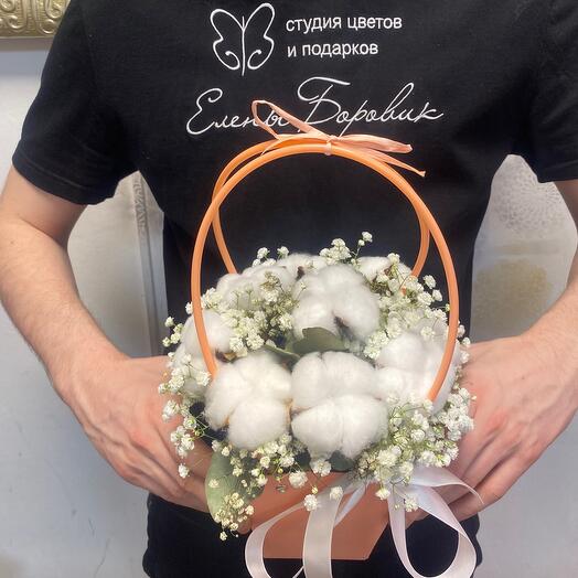 Белые цветы в коробке с сухоцветами