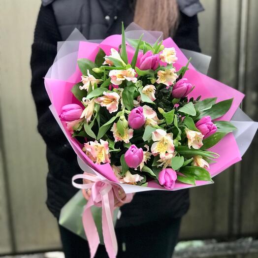 Букет из лавандовых тюльпанов и альстромерии «Для любимой!»