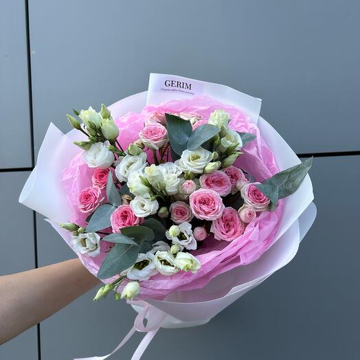 Кустовые розы и лизиантусы