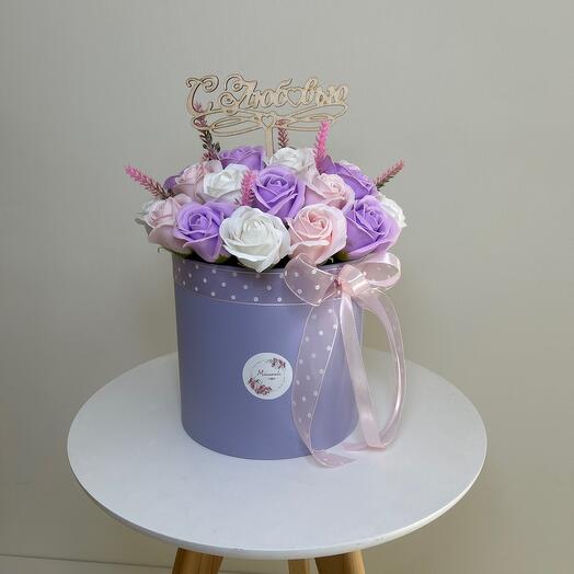 Букет из 29 мыльных роз с деревянным топпером «С любовью»