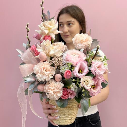 Пасхальная композиция с ранункулюсом , французскими розами и ароматной маттиолой