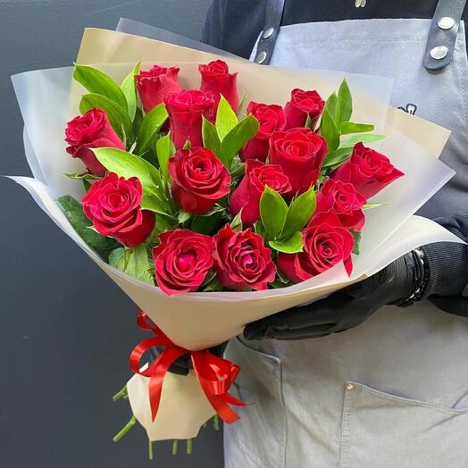 Ramo de rosas con vegetación