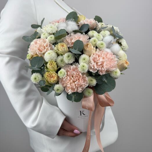 Цветы в коробке «Дабл Делайт» с пионовидными розами 🤍 Камелия Flowers Shop