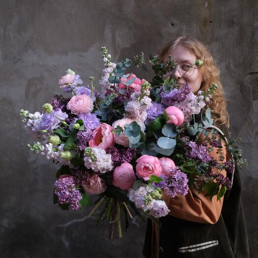 Ранункулюсы, сирень, пионовидные розы и маттиола - Вау букет с сиренью и ранункулюсами