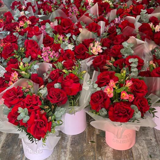 351 роза в шляпных коробках