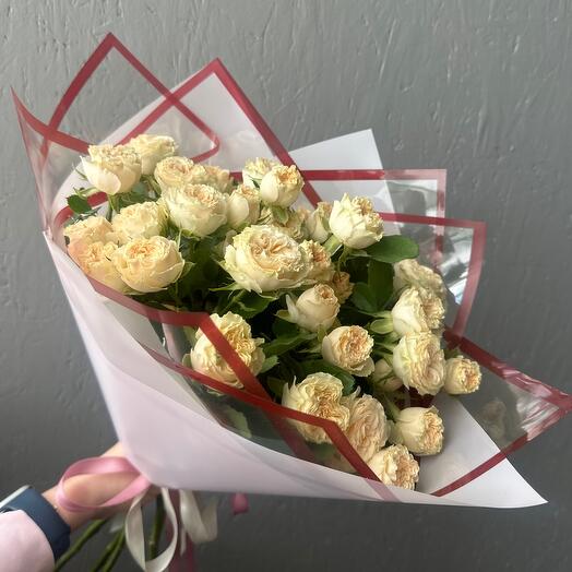Букет из пионовидных кустовых роз