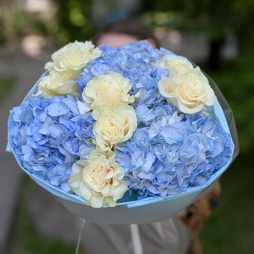 Букет Се ля ви с голубыми гортензиями и розами