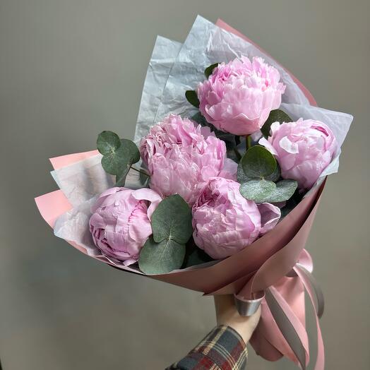 «Розовая мечта 💝» букет из крупных розовых пионов и эвкалипта