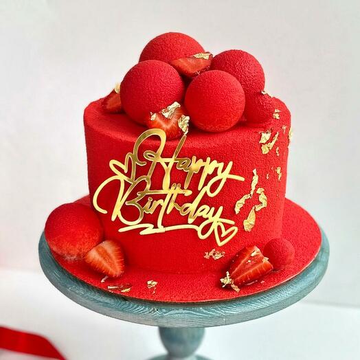 Вау-торт с шоколадными шарами и клубникой