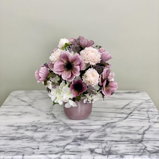 Romantisches Blumenarrangement in Rosatonen
