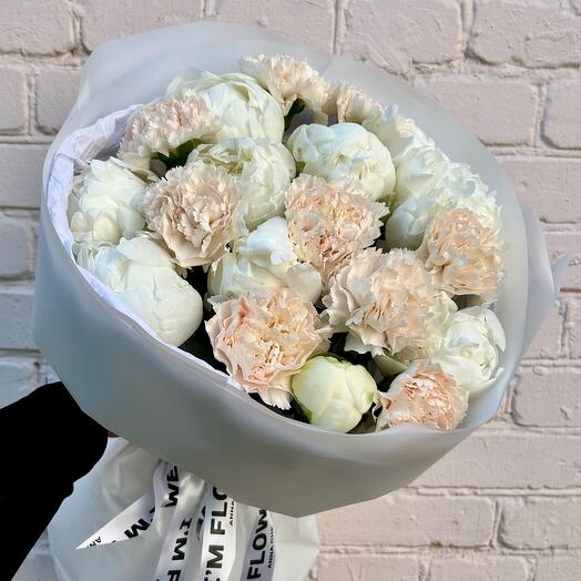 Букет из пионов и диантусов