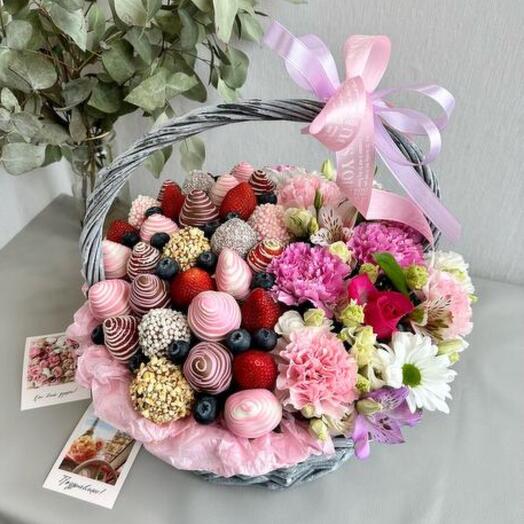 Корзина с цветами и Клубникой