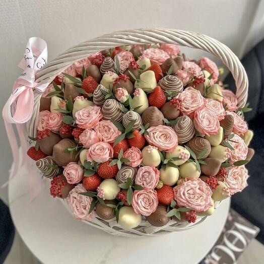 Корзина кустовыми розами и клубникой в шоколаде 🍓