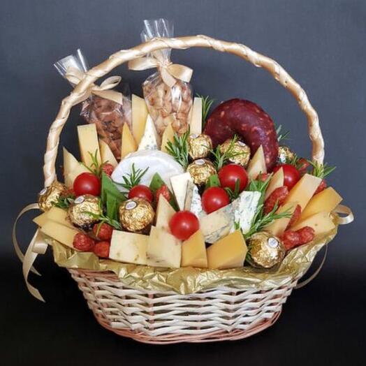 Корзина сыром и орехами
