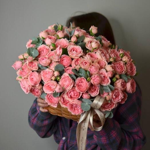 Корзина с кустовыми розами и эвкалиптом