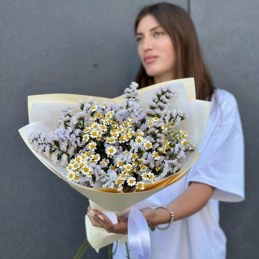 Букет с ромашками и статицей