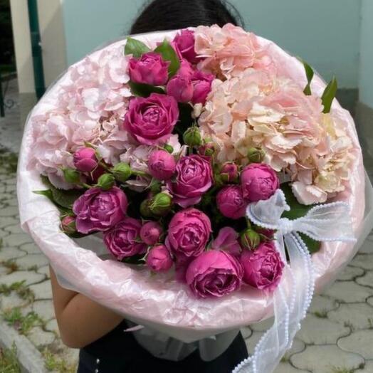 Букет из кустовой пионовидной розы и гортензии 🌸