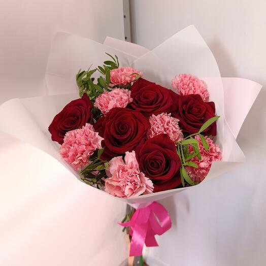 Bouquet of 5 pieces red roses Ecuador, dianthus and pistachio with decoration