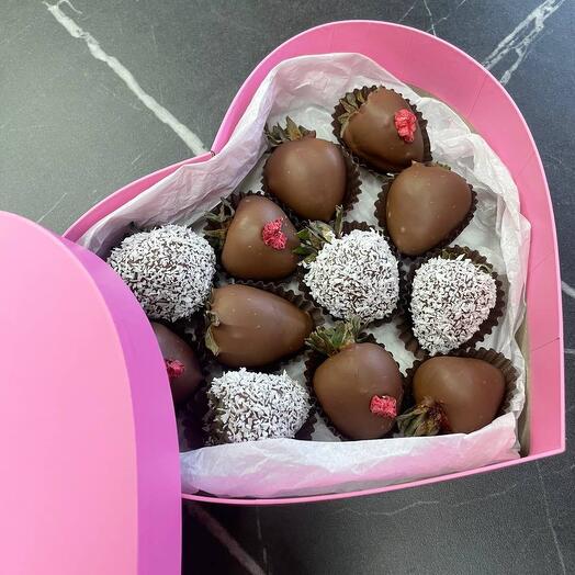 Набор клубники в шоколаде в коробке сердце