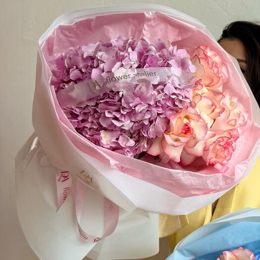 Пышный букет из французских роз и королевской гортензии