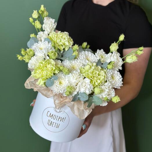Белая коробочка с пушистой хризантемой ,эустомой и фисташковыми гвоздиками