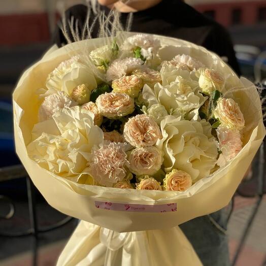 Букет Дыхание(французская роза, кустовая роза, диантусы, стифа)