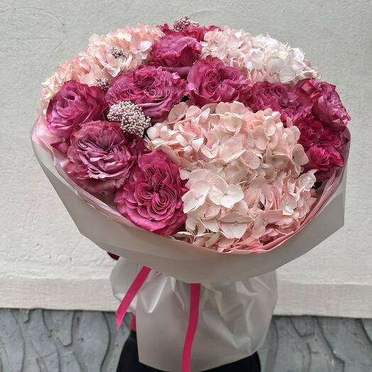 Авторский букет Сердце Флоренции с гортензиями и пионовидными розами