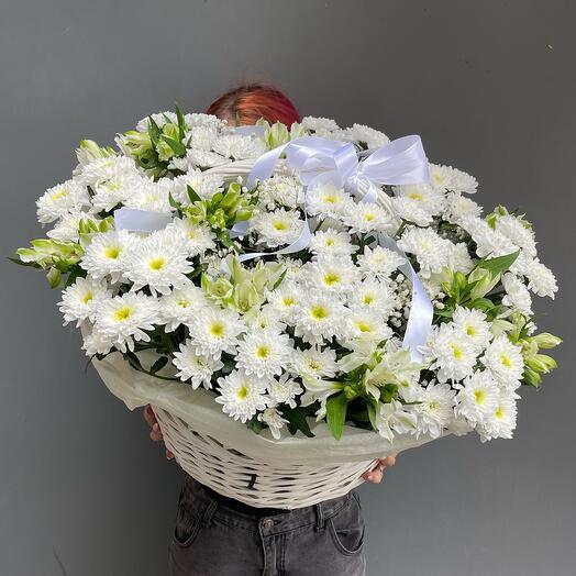 Корзина с цветами из альстоомерий и хризантем