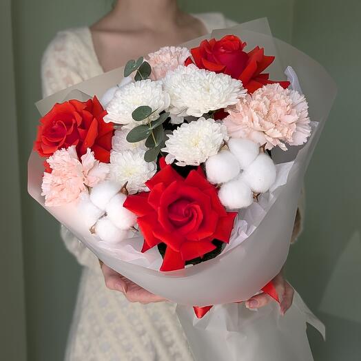 Воздушный алый букет с французской розой, хлопком и диантусами