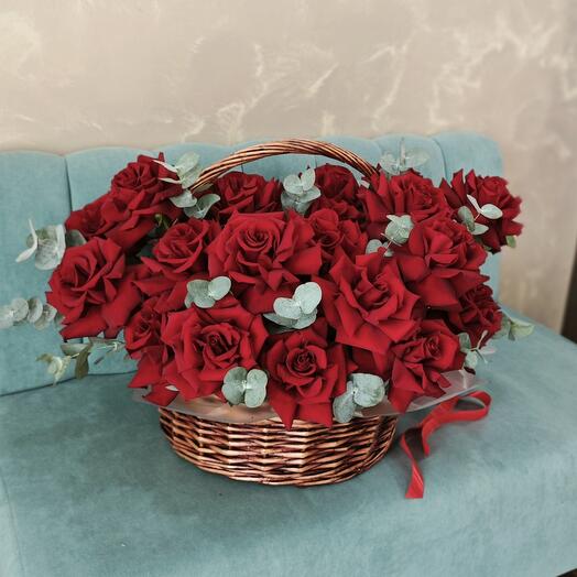 Корзина с 25 красными розами и эвкалиптом