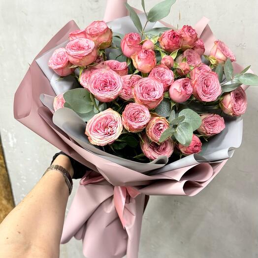 5 веток пионовидной кустовой розы с эвкалиптом