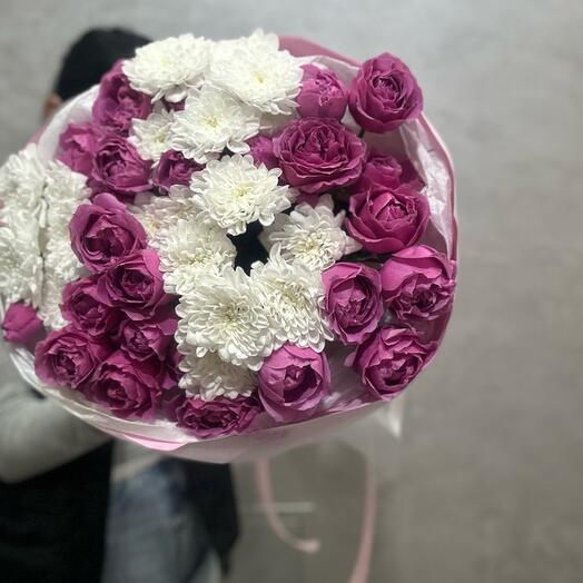 Букет с пионовидными розами и хризантемами 💗