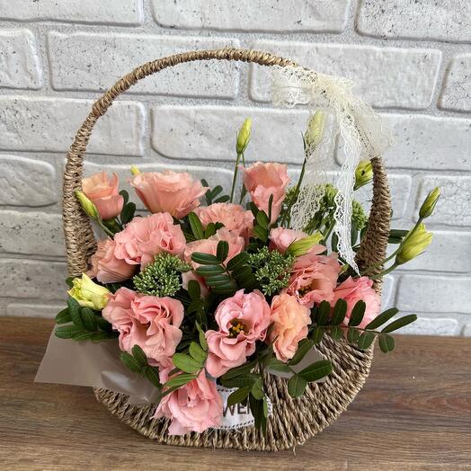 Милая корзинка из эустомы