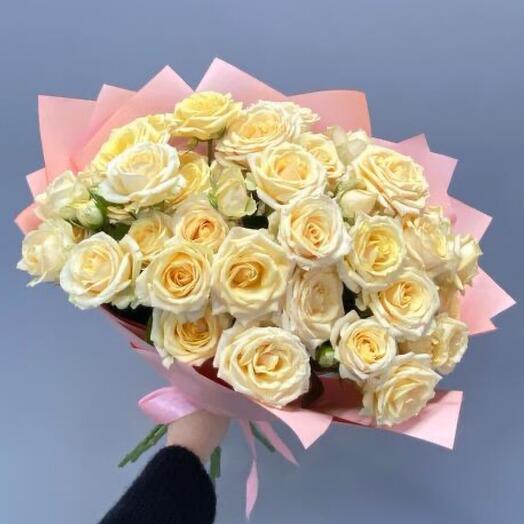 7 кремовых кустовых роз в упаковке